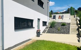 Moderne Ferienwohnung mit Terrasse und Garten